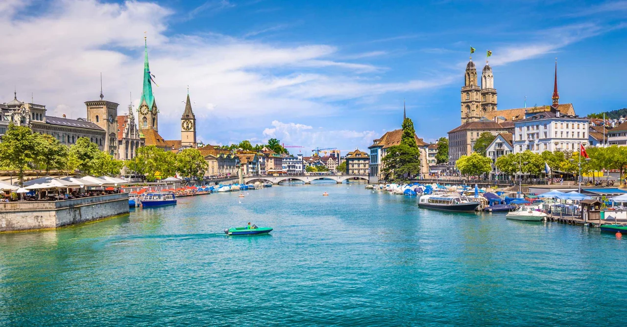 Blick über die Limmat auf die Zürcher Altstadt